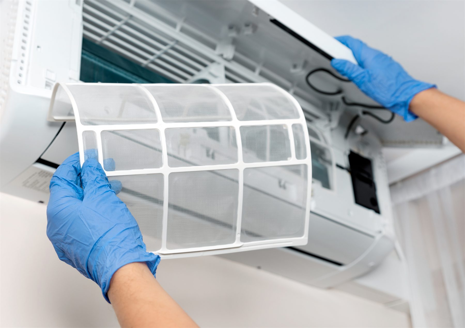 Nettoyage du filtre d'une unité intérieure murale de climatisation